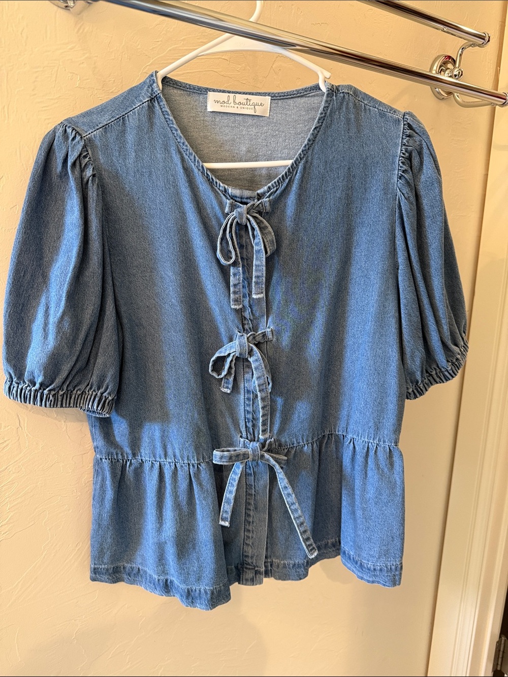 Cute Mod boutique puffed sleeve denim top